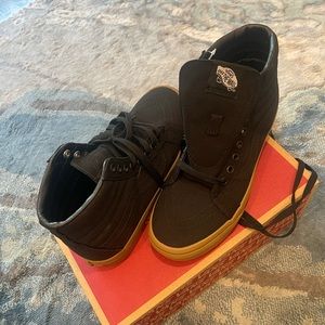 NWT VANS Sk8-Hi ALL BLACK / GUM SNEAKER